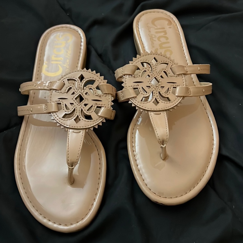 Excellent used condition Sam Edelman Circus Canyon patent leather tan sandals 6
